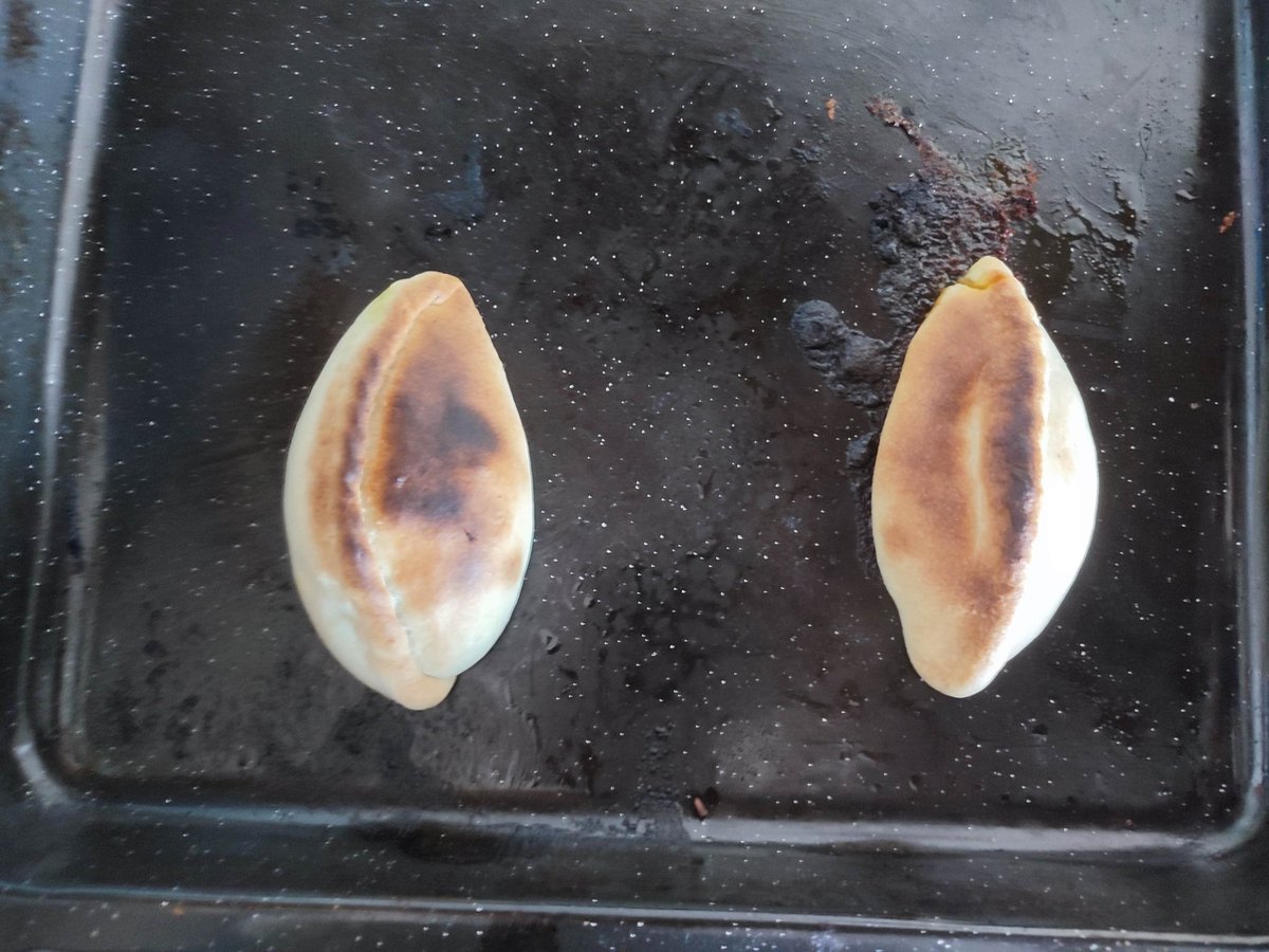 Fercho_fgc's tweet photo. Cómo hacen para que solo se cocine la cresta sea salteña? No tiene sentido, a mí me salen quemadas de un lado y crudas del otro https://t.co/tBRTWyu8qu