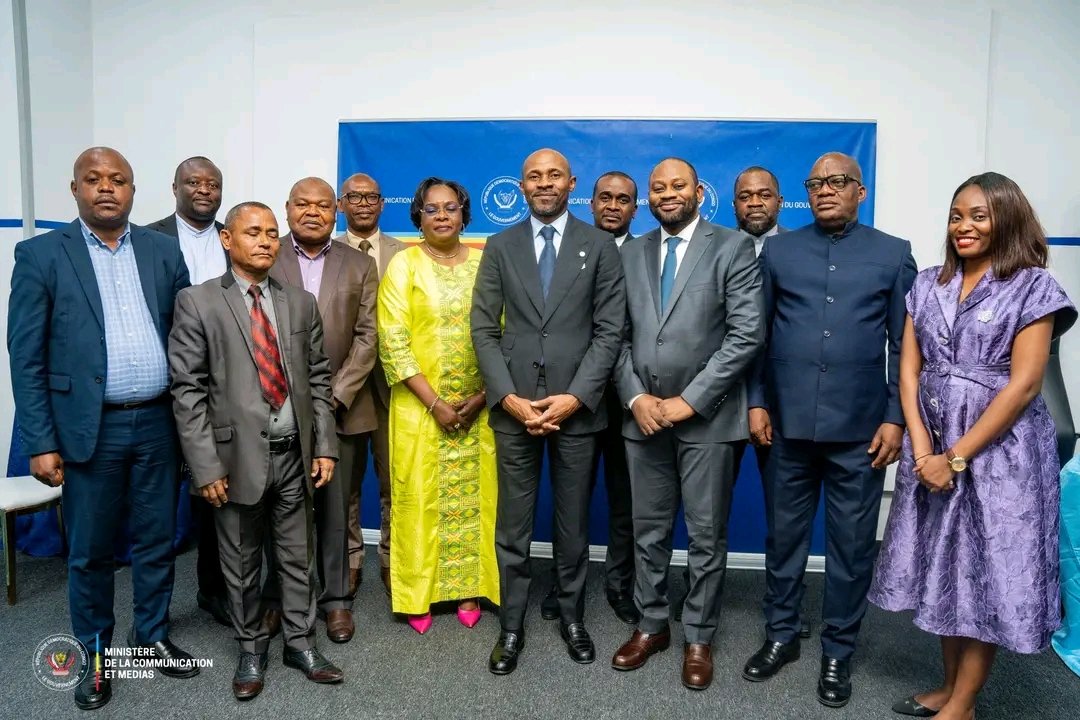 la DG Sylvie Elenge signe un accord historique avec les télédistributeurs pour la redevance audiovisuelle, en présence du ministre <a href="/PatrickMuyaya/">Patrick Muyaya</a>. Merci au DG Sylvie Elenge pour son leadership et son engagement pour le bien du personnel.
<a href="/DrLambe87/">Professeur LAMBE</a> <a href="/Kiyombo_Erick/">Eric Kiyombo</a> <a href="/sylvainmukend/">Sylvain Mukendi</a>