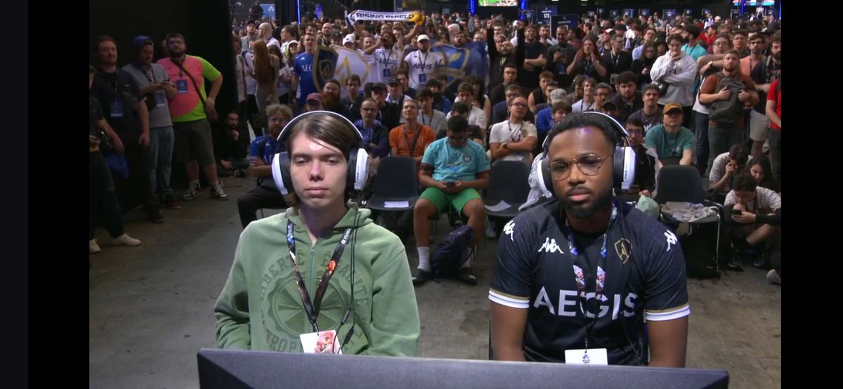 Je passe en round 3 !
J'ai pu jouer sur la grande scène face à <a href="/MistahCrimson/">AEG Mister Crimson</a>, pour mon premier EVO.
Maintenant j'attends de jouer à 16h losers side.
On continue ainsi avec <a href="/The_DW_Network/">The DW Network</a> !