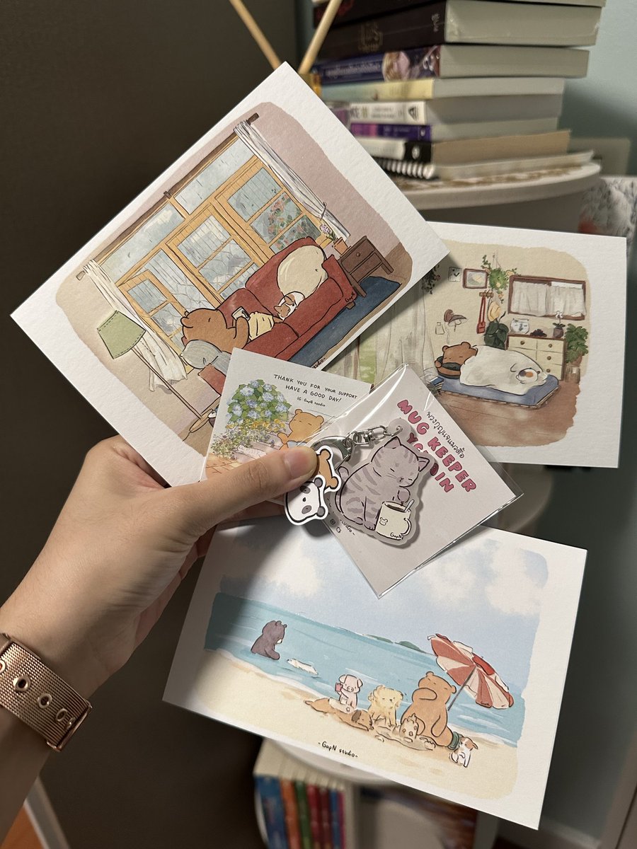 เป็นอะไรที่กะทันหันเพราะเมื่อเช้าไถทวิตหาร้านที่จะไปออกงานหนังสือแล้วเจอพอดี ได้เจอคุณนักวาดด้วย แต่ตอนนั้นพูดอะไรไม่ออกเพราะไม่รู้ว่าคุณเขาจะมาบูธเวสเกตเองด้วย บวกกับจองคิวร้านอาหารไว้เลยรีบซื้อรีบไป แต่อยากบอกว่างานน่ารักมากเลยค่ะ จะไปอุดหนุนที่งานหนังสืออีกแน่นอน 😭😭