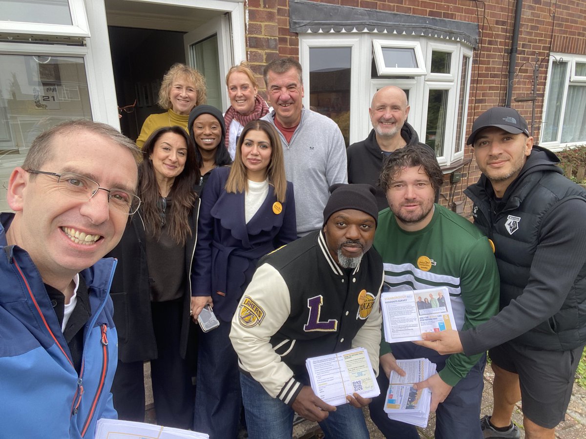 WatfordMayor's tweet image. Great to out with the @WatfordLibDems team, chatting with local residents. 

It’s clear that support for Labour and the Tories has plummeted and elections here are now a Reform Vs Lib Dem contest.