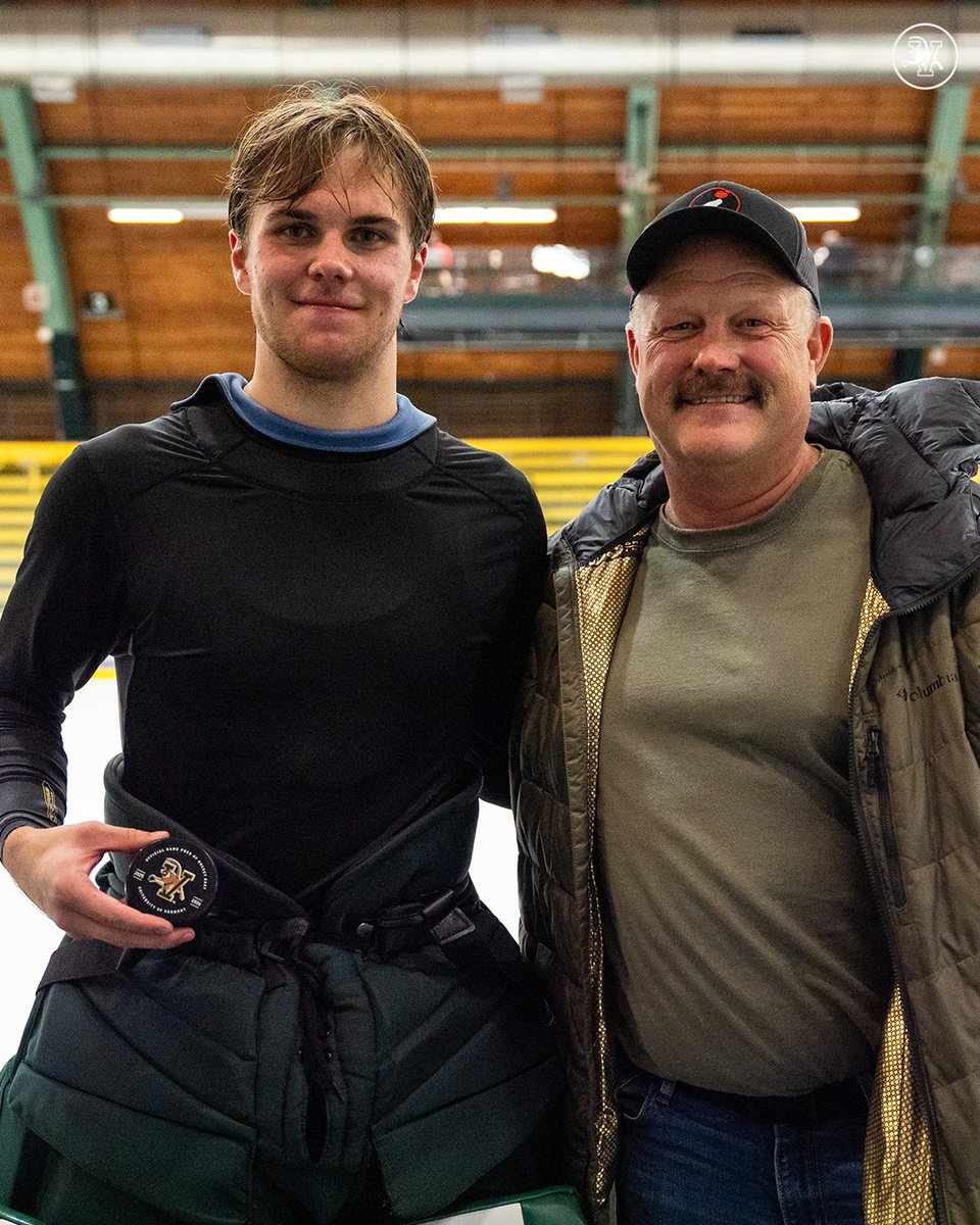 𝗕𝗜𝗚 night of firsts at the Gut

Celebrated with Tim Thomas '97 postgame!
#802Hockey