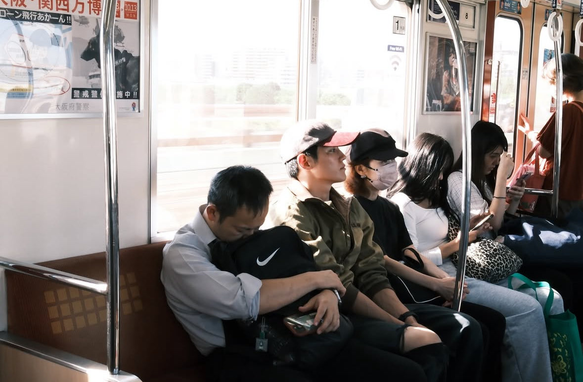 この体勢で電車乗ってるマッチョ美し男性、日本にいなすぎ、ありがとう😭