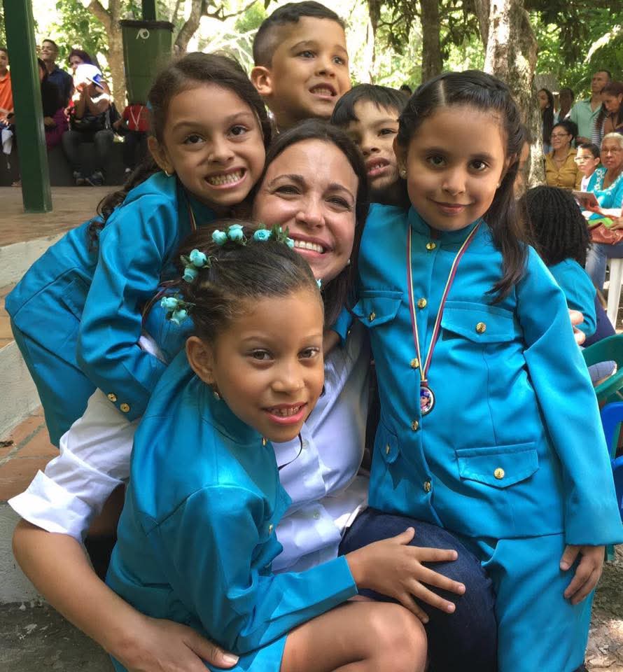 Felicidades <a href="/MariaCorinaYA/">María Corina Machado</a> 🇻🇪💛💙❤️ por tu Premio Nobel de la Paz 🕊️. Gracias por defender derechos humanos 🤝 y sembrar esperanza 💫 para niños y jóvenes 🌟. ¡Que tu luz inspire una Venezuela de paz 🌅!
#Paz #Venezuela #Esperanza