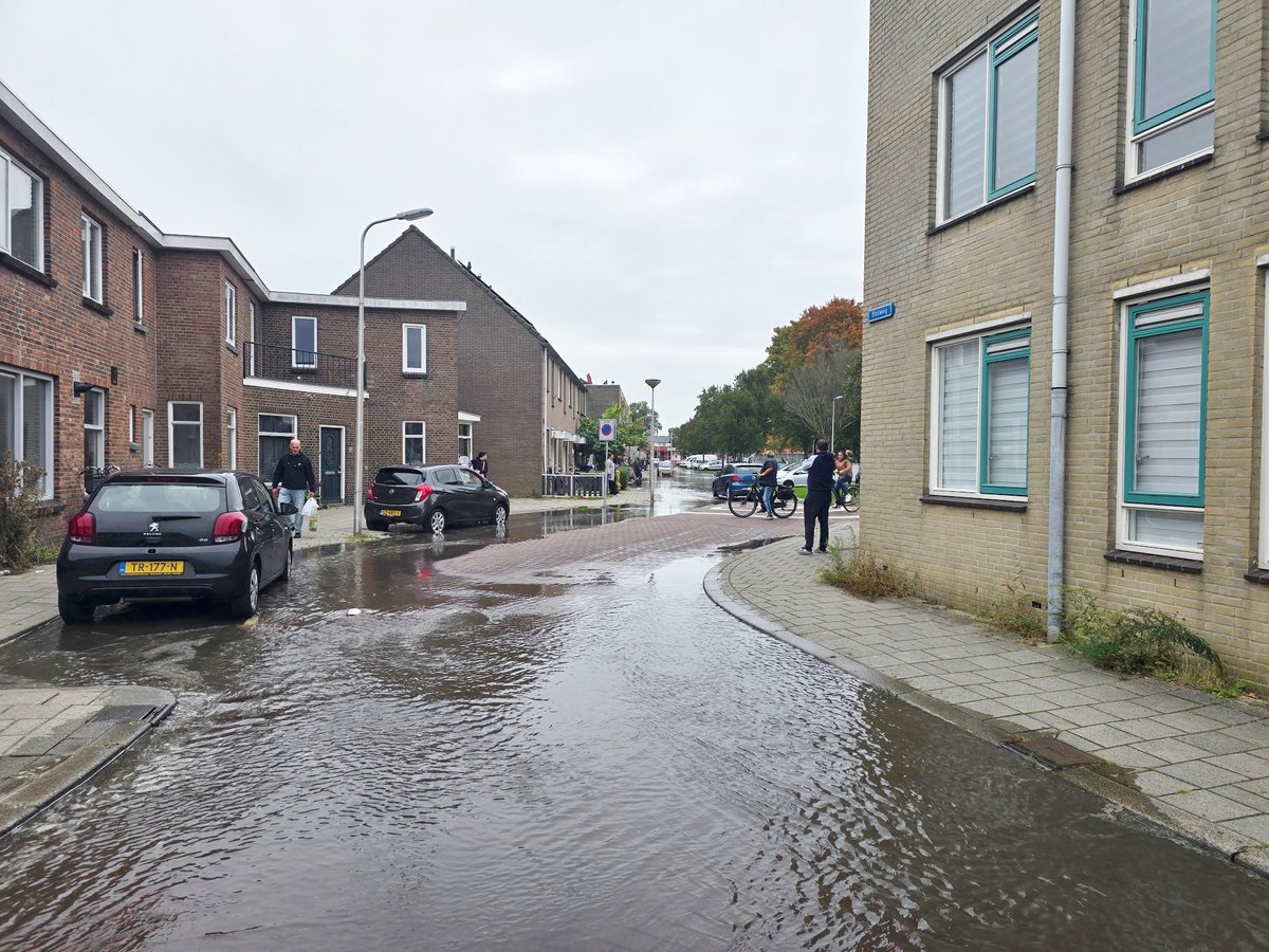 Waterleiding gesprongen in de Vorstmanstraat #Gouda Het stroomt snel, heel snel, veel water in de straten. 🫢 Foto: Bram Talman
