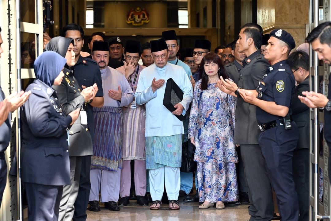FaktaBukanAuta's tweet photo. Pembentangan Belanjawan semalam, nampak sgt PMX betul² nak bantu kita miliki RUMAH PERTAMA.

Tau sebab apa?

✅ SKIM JAMINAN KREDIT PERUMAHAN.

Dulu org yg takda slip gaji tetap macam freelancer ke pekerja gig ke, bank payah nak lulus pinjaman kita.

Skrg gov sedia jadi penjamin supaya kita dapat rasa beli rumah pertama.

Waima staf kontrak mcm Cikgu Tadika KEMAS pun gov akan bantu jadi penjamin utk mereka beli rumah.

✅ Duti setem kekal mansuh sampai 2027.

Hat ni utk kita yg nak beli rumah 1st harga bawah RM500K.

Banyak boleh jimat tu!

Katakanlah rumah harga RM400K, duti setem saja boleh cecah RM7K!

✅ Rumah pertama dah ada, nak beli rumah kedua?

Pun gov bantu!

Dulu kita kena perabis loan LPPSA lama utk mohon yg baru, skrg takyah dah.

Rumah pertama tak habis bayar pun boleh dah mohon loan rumah kedua.

Memang terbaik.

Semoga kita semua direzekikan utk miliki rumah pertama. 💪����🤲🏻