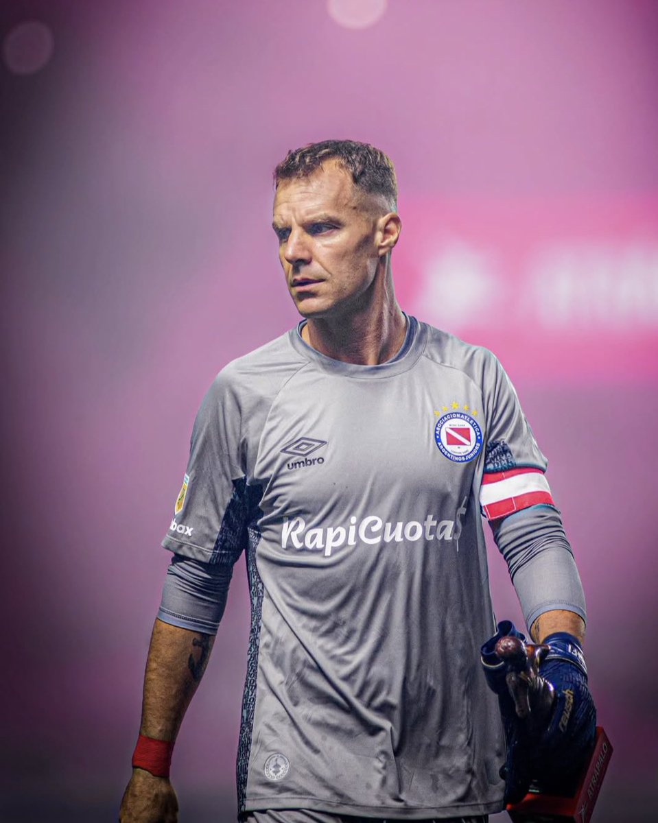 CLMerlo's tweet image. 🚨Diego Rodríguez se rompió los ligamentos cruzados de su rodilla derecha y será operado en los próximos días.
*️⃣El arquero de Argentinos Juniors se lesionó en el partido ante Defensa y estará cerca de 8 meses sin jugar. Fuerza Ruso.