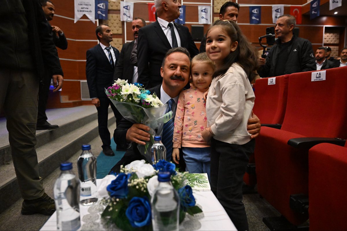anahtarparti's tweet photo. Genel Başkanımız Sayın Yavuz Ağıralioğlu, Artvin’de halkımızla bir araya geldi. https://t.co/RXWpMPZxXg
