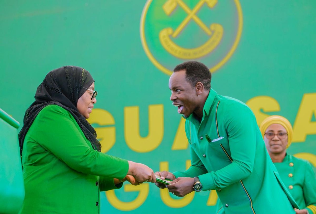 ccm_tanzania's tweet photo. Mgombea wa nafasi ya Rais wa Jamhuri ya Muungano wa Tanzania na Mwenyekiti wa Chama cha Mapinduzi (CCM) Taifa Ndugu Dkt. Samia Suluhu Hassan akiwakabidhi Ilani ya Uchaguzi baadhi ya wagombea Ubunge wa Mkoa wa Shinyanga mara baada ya kuwahutubia wananchi wa Maganzo tarehe 11 Oktoba, 2025.