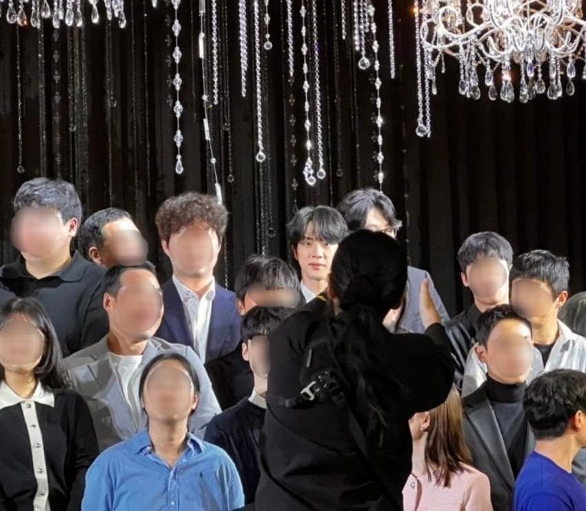 kookflowers's tweet image. Ontem tivemos Kim Namjoon em um casamento e hoje Kim Seokjin lindíssimo compareceu ao casamento de KwakTube, do Kian's Bizarre B&B; o cabelo dele está a coisa mais linda do mundo!