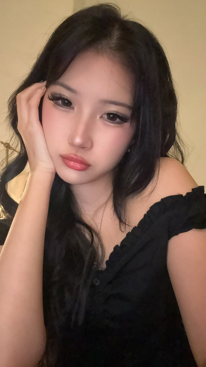 t0kyojade's tweet image. manifest a face card so lethal that your circumstances have no choice but to disintegrate 😭