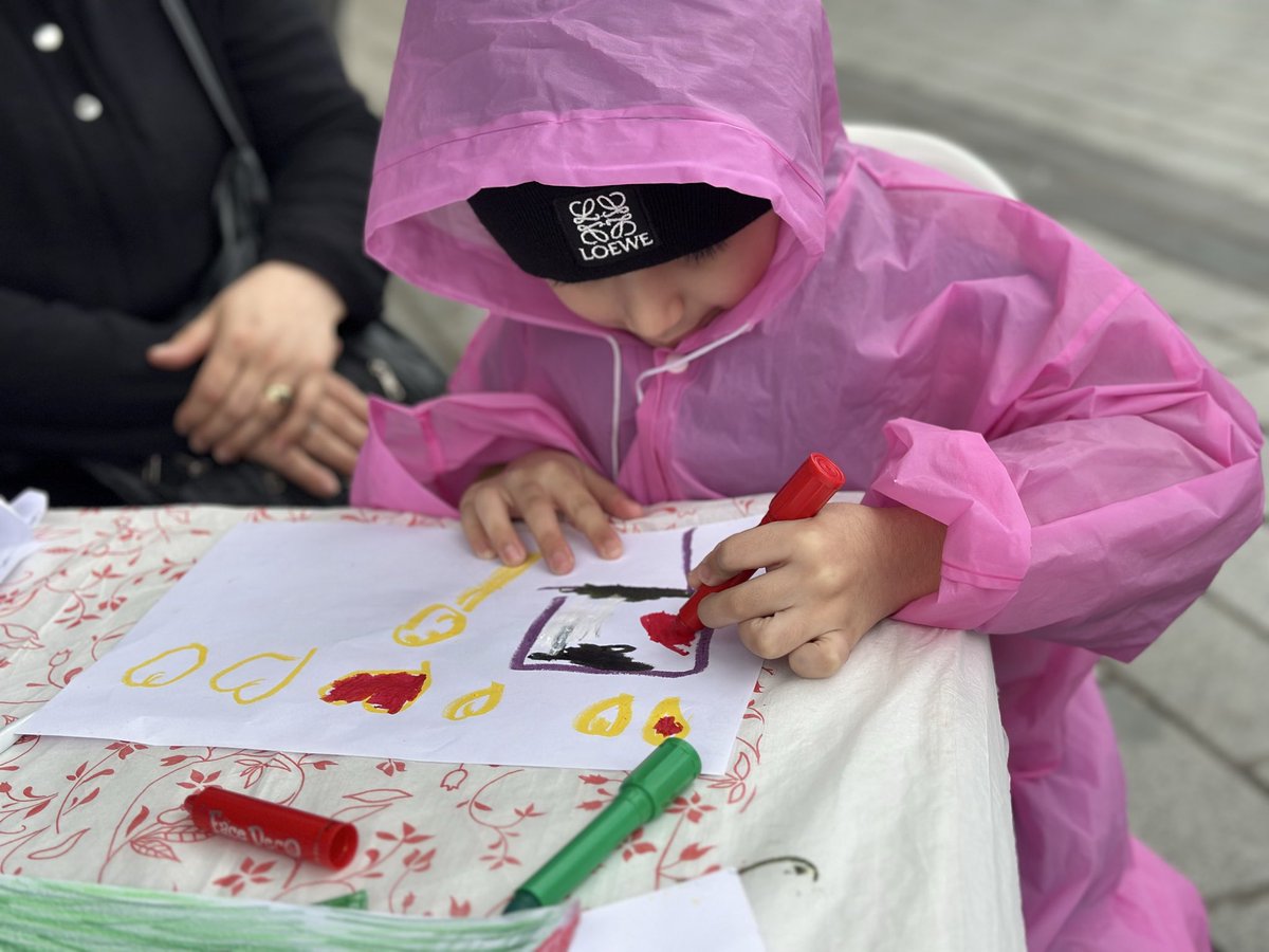 Minik eller, büyük kalpler.
Dünya Kız Çocukları Günü’nde çocuklarımız, Gazzeli kardeşleri için resim yaptılar.
Dualarını renklere, umutlarını kâğıda döktüler.
Ve biz inanıyoruz;
Umut, zulme galip gelecek.

#BizimÜsküdar