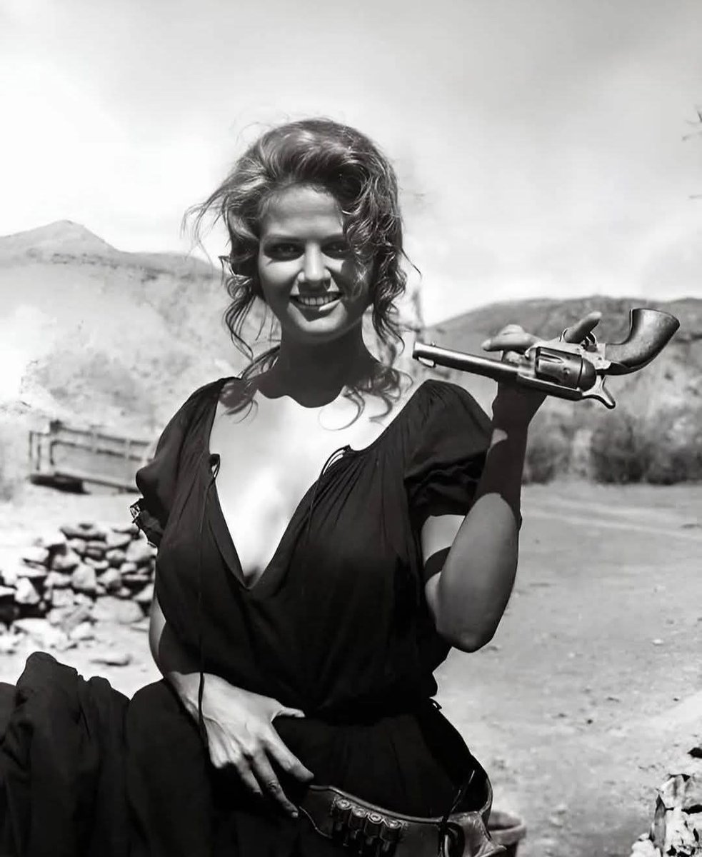 Em “Era Uma Vez no Oeste”, Claudia Cardinale deu vida a uma das personagens femininas mais marcantes do faroeste: Jill McBain.
Filmado entre o deserto espanhol e os cenários grandiosos de Sergio Leone, o longa redefiniu o gênero, misturando silêncio, poeira e emoção em cada cena.