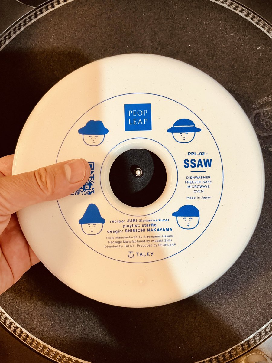 t_240240's tweet photo. 7インチレコード型の皿を買う。皿としては使いにくい。聴けそうで聴けない。皿の裏はとてもかわいい。無駄だけどいい。 https://t.co/8S6jWEpxMI
