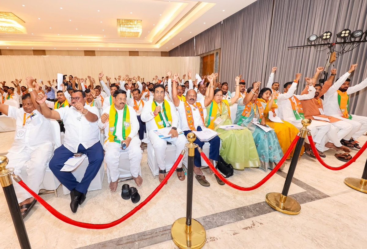 RaviDadaChavan's tweet image. आगामी स्थानिक स्वराज्य संस्थांच्या निवडणुकांच्या पार्श्वभूमीवर पुण्यात आदरणीय मुख्यमंत्री देवेंद्रजी फडणवीस यांच्या प्रमुख उपस्थितीत भाजपा पश्चिम महाराष्ट्र विभागीय नियोजन आढावा बैठक पार पडली. 

यावेळी आगामी निवडणुकीच्या अनुषंगाने कार्यकर्त्यांना मार्गदर्शन, मतदारसंघनिहाय नियोजन…