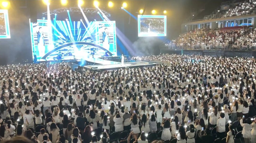 imbibibuu's tweet image. : วันนี้ไปไหน
: ไปจุดเทียนและร่วมร้องเพลงถวายพระพร
#DOit_inBANGKOK