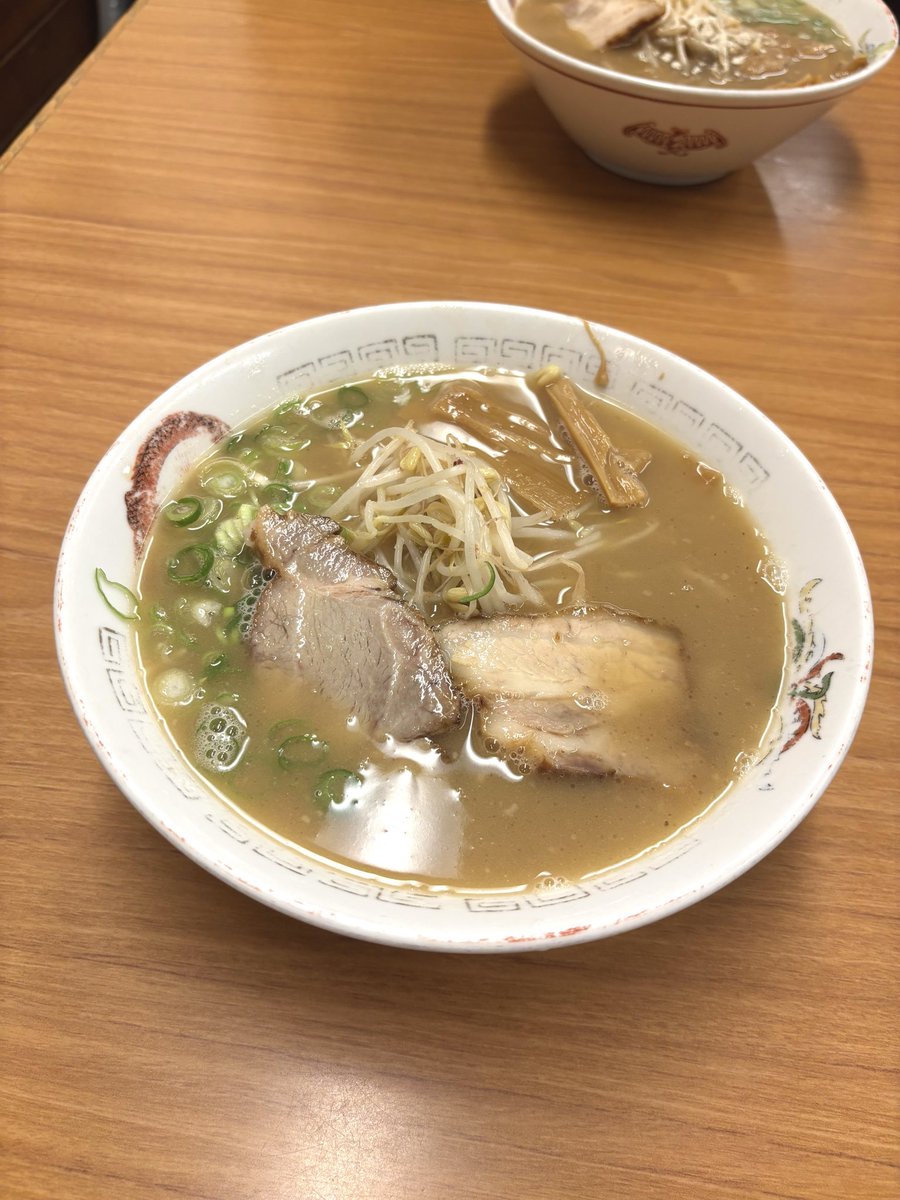 n0ring0's tweet image. 所要のため岡山日帰り🚅
やまとで中華そば食べて、キムラヤでバナナロールと白十字でエクレア買って、瀬戸内三種入りのお刺身をあてに岡山クラフトビール。
午前中に用事をしてたのを忘れるくらい満喫🍑
チャギントンの路面電車かわいいな。