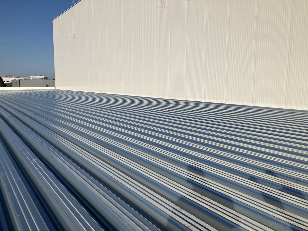 CHKBouwBV's tweet image. Even een paar foto’s van afgelopen week bij de nieuwbouw van @JansenTransport *netten en randbeveiliging geplaatst  *staalconstructie ondersabeld *wandpanelen geplaatst *staaldak gemonteerd. Dus dat schiet lekker op volgende week de dakbedekking er op. #looptmooizo