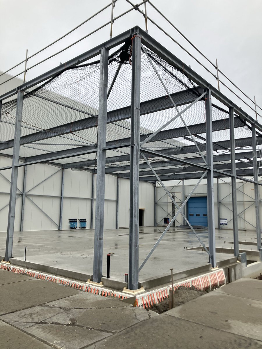 CHKBouwBV's tweet image. Even een paar foto’s van afgelopen week bij de nieuwbouw van @JansenTransport *netten en randbeveiliging geplaatst  *staalconstructie ondersabeld *wandpanelen geplaatst *staaldak gemonteerd. Dus dat schiet lekker op volgende week de dakbedekking er op. #looptmooizo
