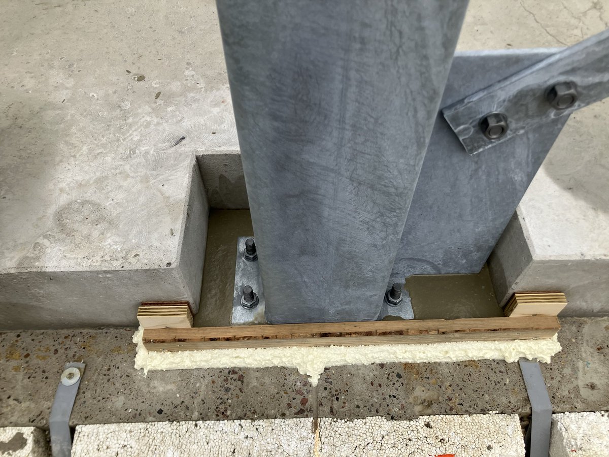 CHKBouwBV's tweet image. Even een paar foto’s van afgelopen week bij de nieuwbouw van @JansenTransport *netten en randbeveiliging geplaatst  *staalconstructie ondersabeld *wandpanelen geplaatst *staaldak gemonteerd. Dus dat schiet lekker op volgende week de dakbedekking er op. #looptmooizo