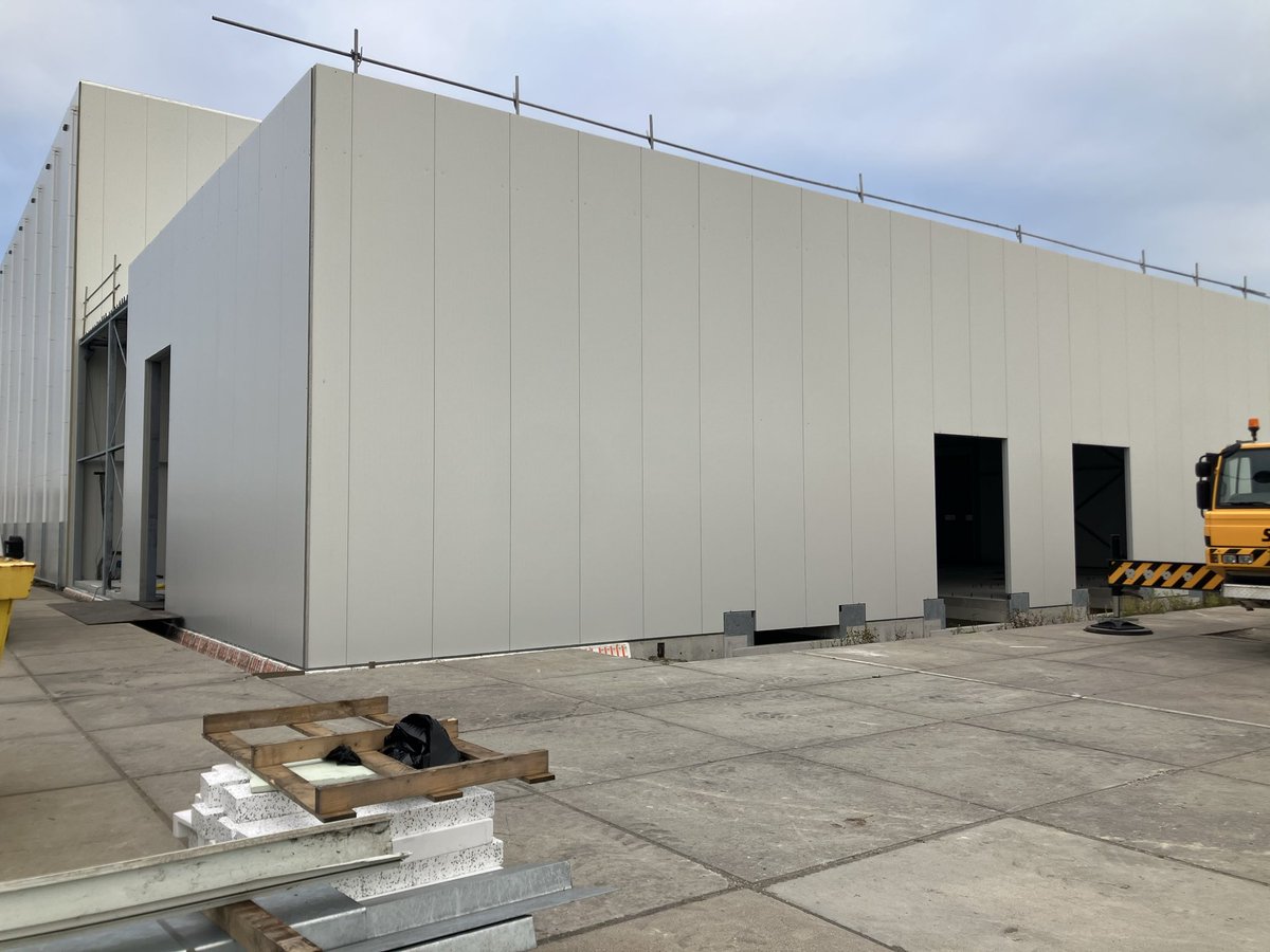 CHKBouwBV's tweet image. Even een paar foto’s van afgelopen week bij de nieuwbouw van @JansenTransport *netten en randbeveiliging geplaatst  *staalconstructie ondersabeld *wandpanelen geplaatst *staaldak gemonteerd. Dus dat schiet lekker op volgende week de dakbedekking er op. #looptmooizo