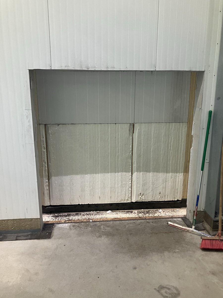 CHKBouwBV's tweet image. Afgelopen week hebben we de doorbraken naar de bestaande expeditie voorbereid en zijn we begonnen met de wapening voor de verzwaarde stroken in de vloer daar waar de rails op worden aangebracht. #weereenstapje #coldstore @JansenTransport