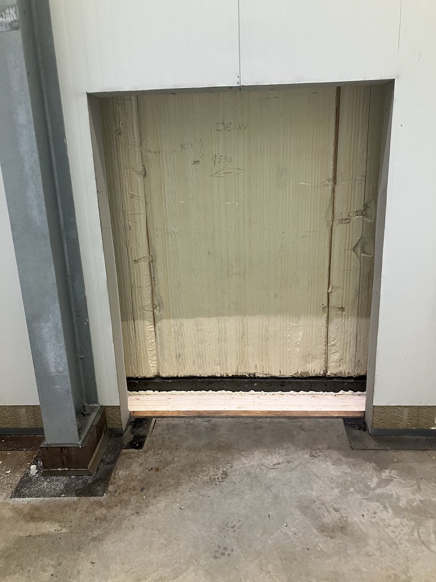 CHKBouwBV's tweet image. Afgelopen week hebben we de doorbraken naar de bestaande expeditie voorbereid en zijn we begonnen met de wapening voor de verzwaarde stroken in de vloer daar waar de rails op worden aangebracht. #weereenstapje #coldstore @JansenTransport