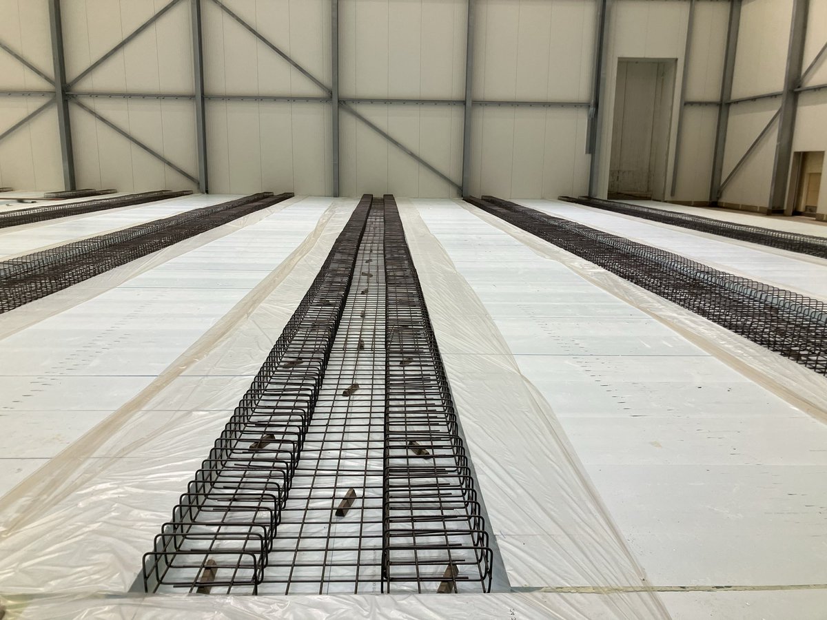 CHKBouwBV's tweet image. Afgelopen week hebben we de doorbraken naar de bestaande expeditie voorbereid en zijn we begonnen met de wapening voor de verzwaarde stroken in de vloer daar waar de rails op worden aangebracht. #weereenstapje #coldstore @JansenTransport