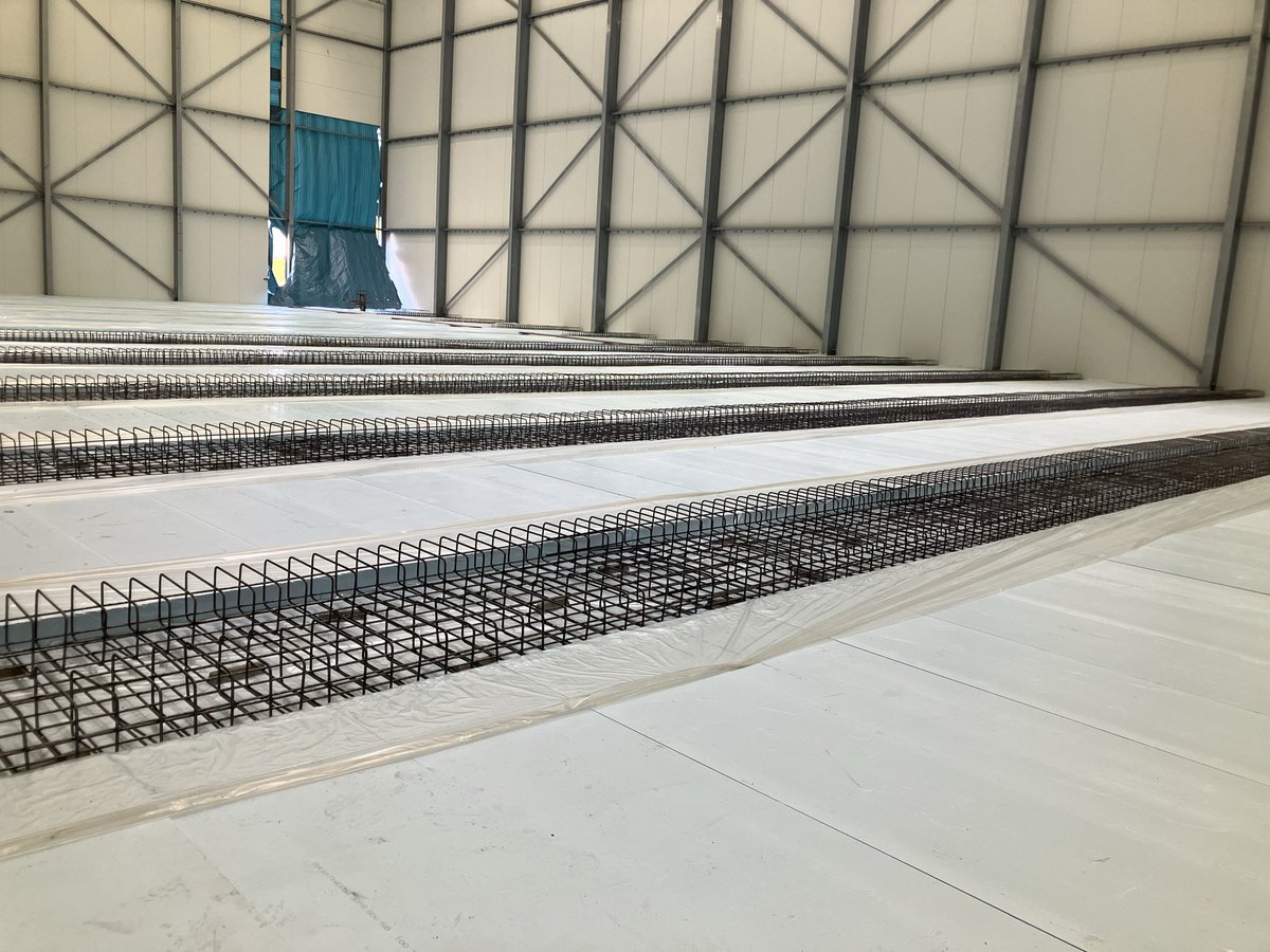 CHKBouwBV's tweet image. Afgelopen week hebben we de doorbraken naar de bestaande expeditie voorbereid en zijn we begonnen met de wapening voor de verzwaarde stroken in de vloer daar waar de rails op worden aangebracht. #weereenstapje #coldstore @JansenTransport