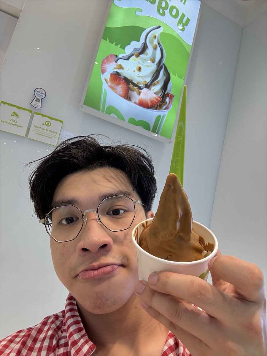 typicalsciguy's tweet image. who wanna date me?

[bf application ☀️]

name: Leo
age: 21
zodiac: gemini
occ: uni student
height: 179cm
hobbies: dancing, singing, cosplay, gaming, webtoon, coffee
fun fact: yellow’s my favorite color 💛
first date: going around to pet stray cats 🐱