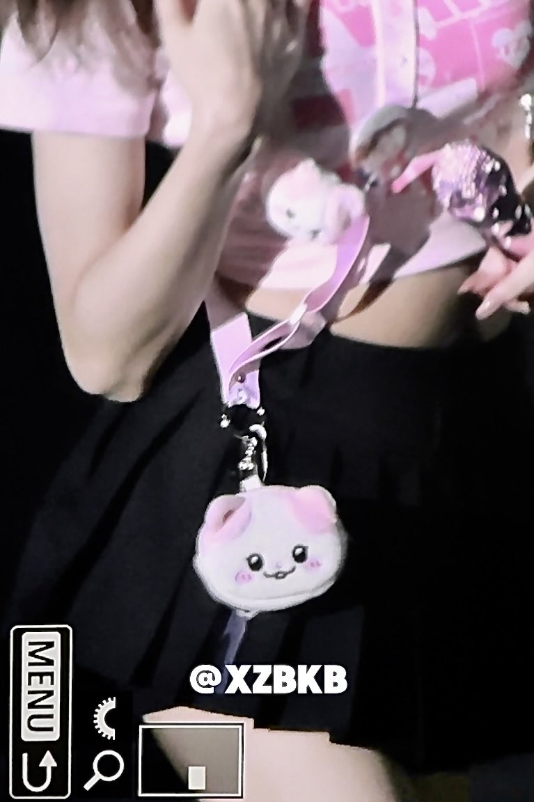 NAong accessories are just too cute 😍.
#YUNA #유나