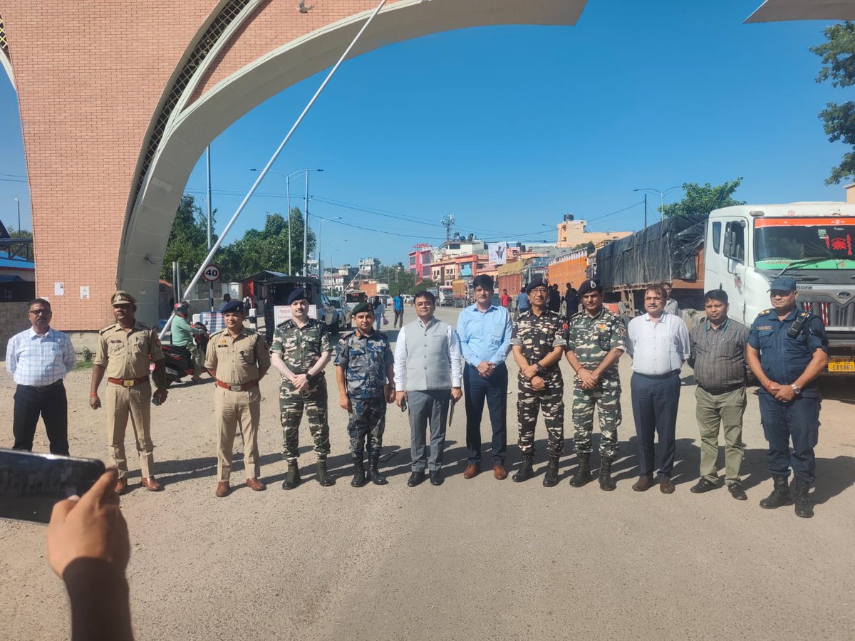 22bnssb's tweet image. दिनांक 09.10.2025 को 22वीं वाहिनी #SSB महराजगंज के एफ समवाय मुख्य द्वार पर श्री आनंद प्रकाश तिवारी, IPS, उप महानिदेशक @narcoticsbureau दिल्ली की अध्यक्षता में भारत-नेपाल सुरक्षा एजेंसियों की समन्वय बैठक आयोजित हुई।#SSBFTRLUCKHNOW #SSBSHQGKP