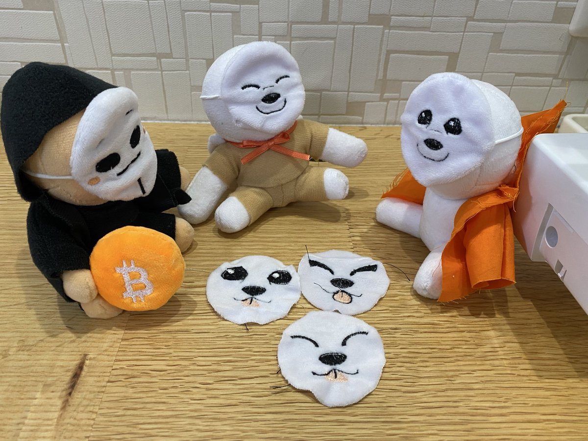 I’m working on a new Local Satoshi design.
It will be available exclusively at a shop I’m always grateful to work with.
The prototypes are happily trying on some masks.