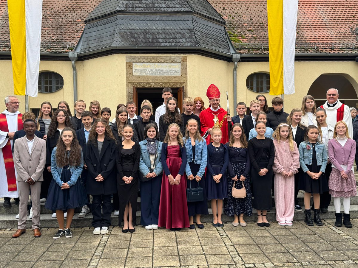 Firmung in der WOCHE DER SEELISCHEN GESUNDHEIT. Die Gaben des Hl. Geistes tragen zur seelischen Gesundheit bei. Der Hl. Geist erfüllt die Seele mit Gotteserkenntnis und Gottvertrauen, mit Hoffnung und Stärke. Er ist „Lebensquell, Licht, Lieb(e) und Glut“(Gotteslob 351).