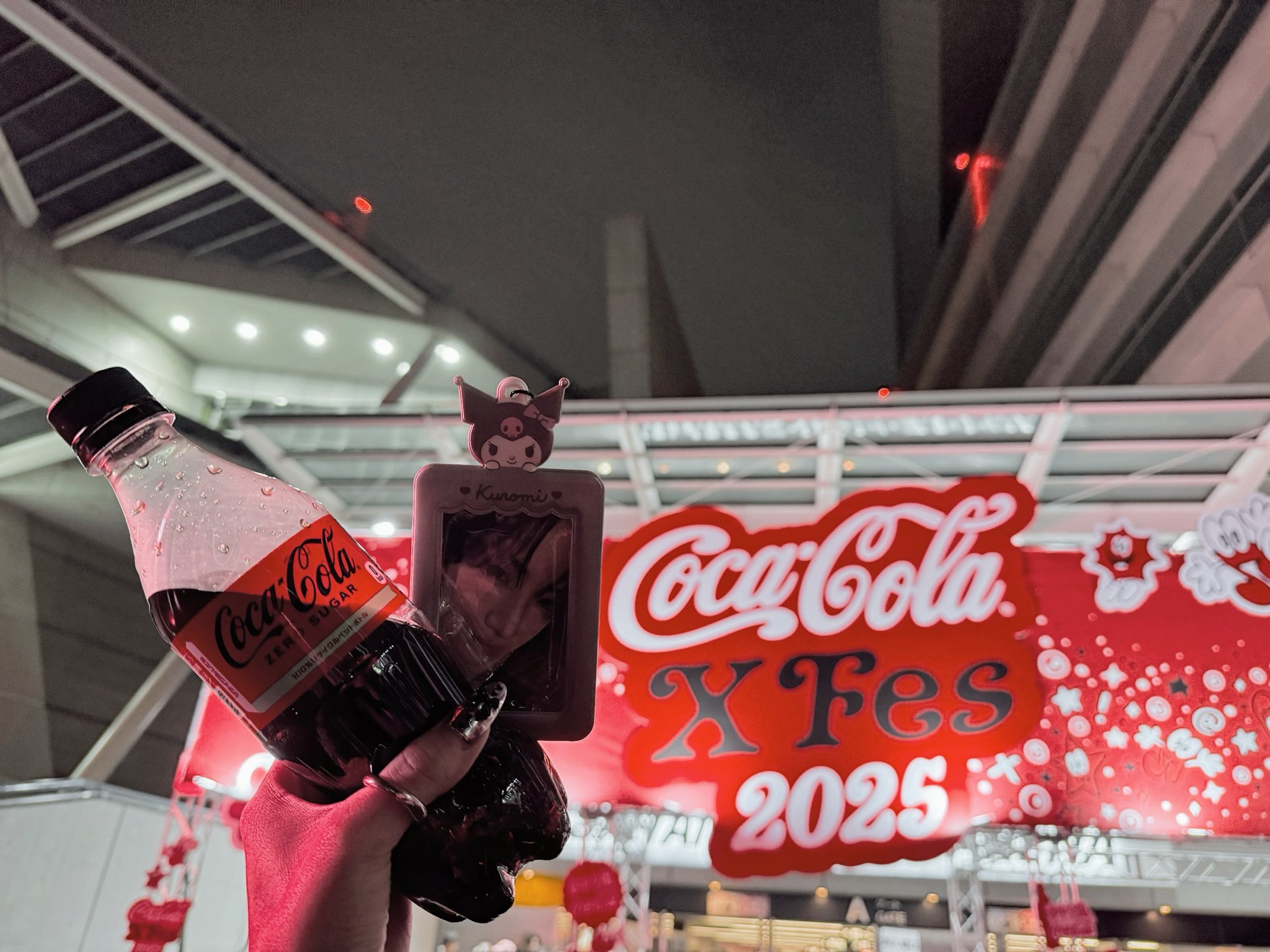 VERDY x Coca Cola X Fes 2025 フラワー　XL VERDYデザインのコカ・コーラフェス限定グッズ、イベント会場で