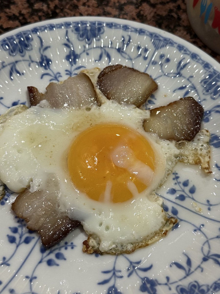 燻製した😁👍
今回は、自家製ベーコン🥓とチーズ🧀
ベーコンエッグにして食ったら美味い😋
#燻製
#自家製ベーコン