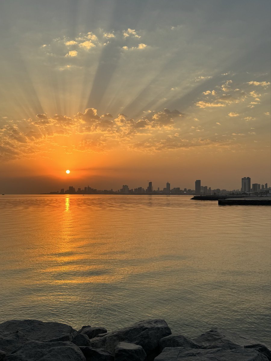 Manalafanehh's tweet image. “I hope you find the courage to keep loving deeply in a world that sometimes fails to do so.”