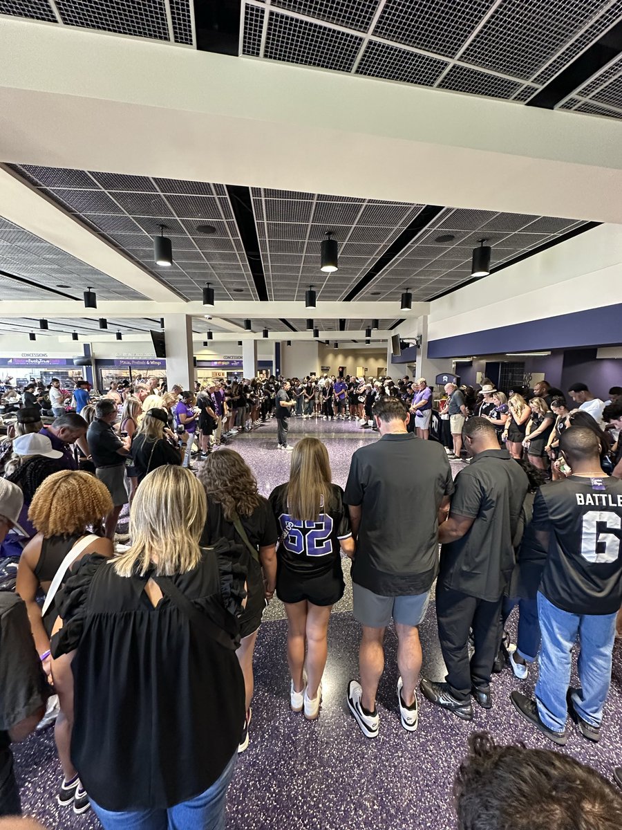 chaunceyfranks's tweet image. Something special is happening inside the hearts of @TCUFootball families.

Before the stands fill and before the players take the field, families gather together not to talk football, but to pray.

Led by the parents of @TCU quarterback Josh Hoover, they call out every player by…