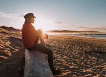 इश्क़ होता इक बार है
समझौता होता बारबार है
इंसानोमें फरिस्ते ना ख़ोज
हर किरदार यहा दागदार है
तू खुद रूठा है मौसमसे
कटघरेमें फिर भी बहार है
जो हुआ लहासिल तुझसे
इकबस वहीबना यादगार है
जाने कौनसी ख्वारिश है बाकी
जाने किसका इंतज़ार है
इसपार सब हार गए 'तन्हा'
देखें अबक्या उसपार है #mg