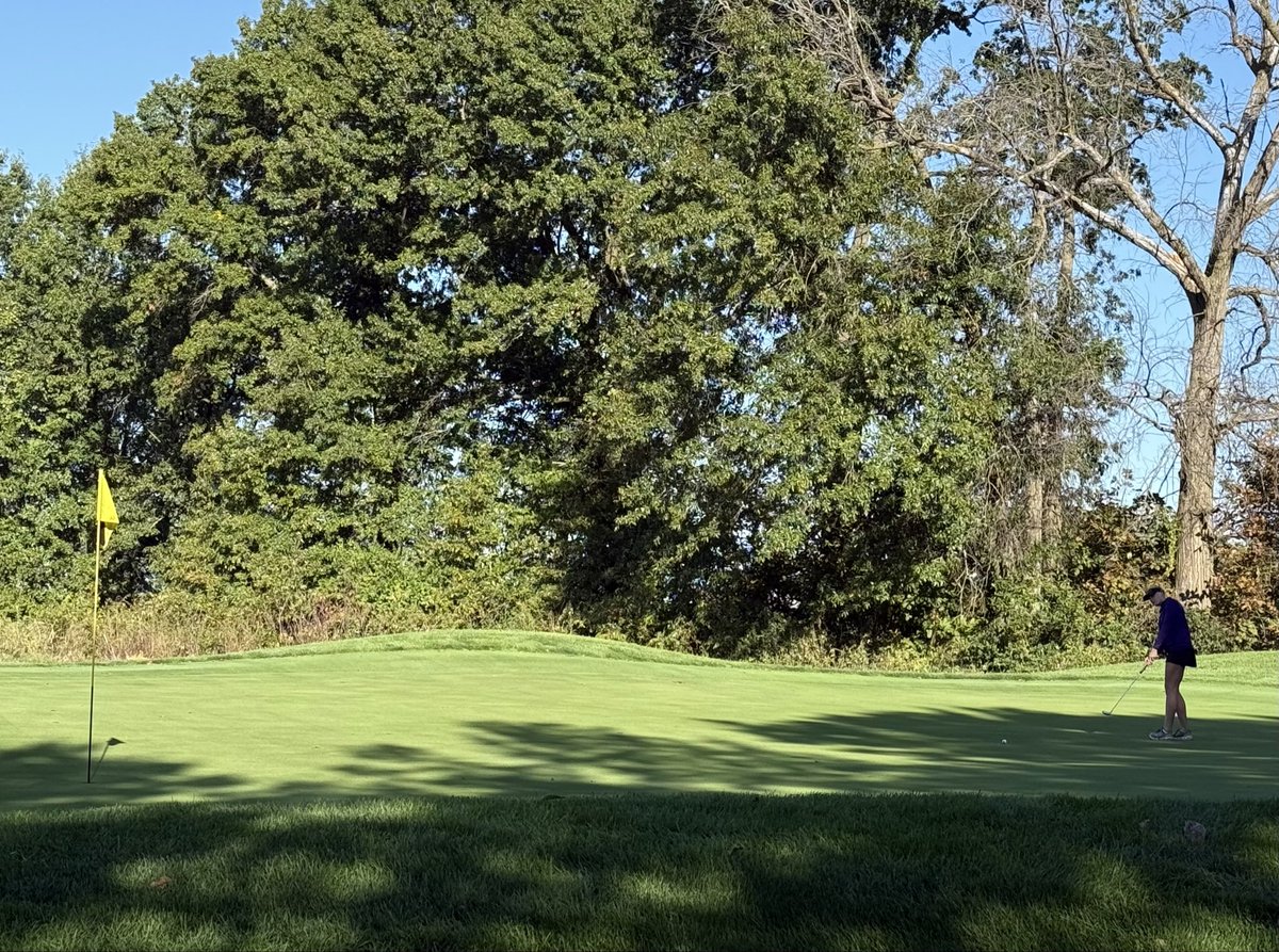 Ellie Moore sinks a long putt on her first hole to save par! <a href="/tbhs_ad/">TBHS AD</a>