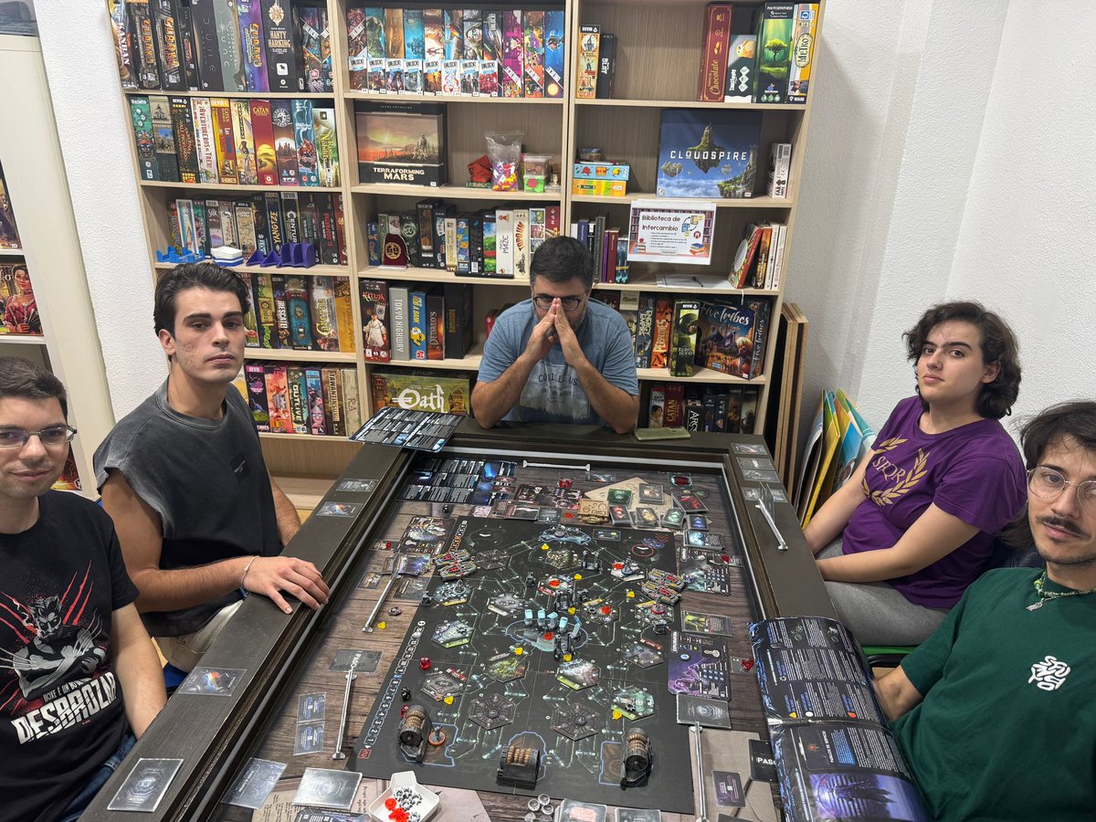 Menuda tropa se ha embarcado en esta partida de Nemesis, por las caras alguno que otro lo está pasando mal ... diríamos que no todos van a salir de la nave con vida 😅

En #Nemesis puede pasar cualquier cosa, así que es mejor aceptar tu destino y disfrutar del viaje💀