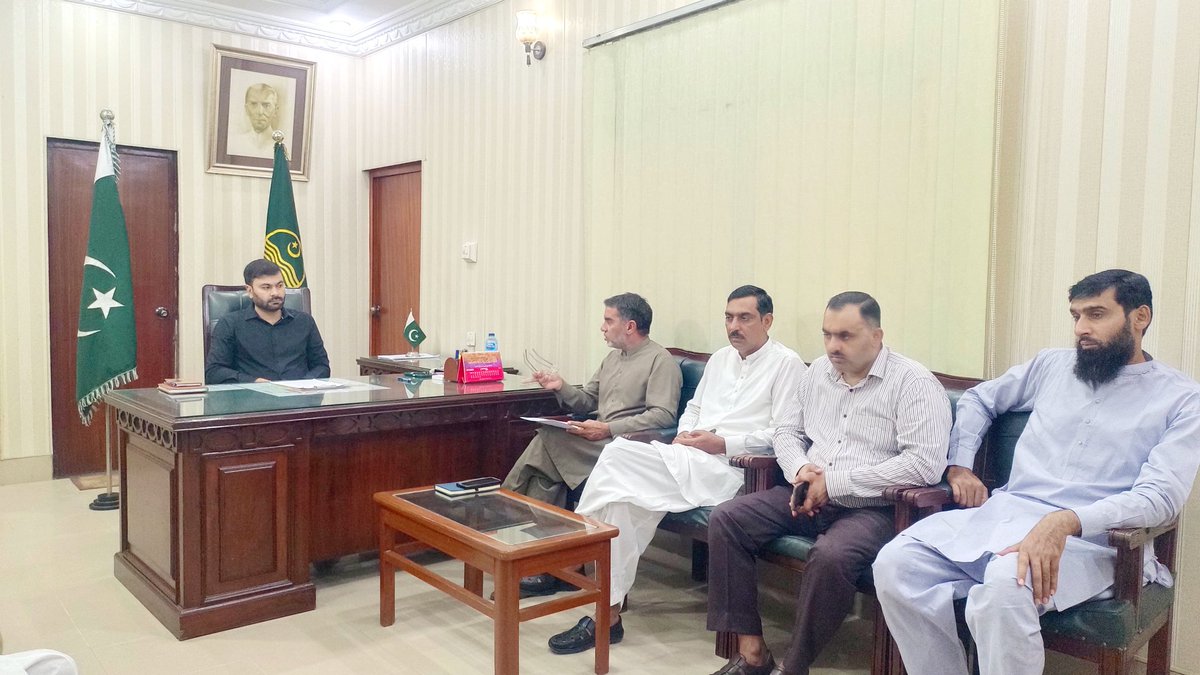 AcBurewala's tweet photo. اسسٹنٹ کمشنر بورےوالا کیپٹن (ر) ارشد اقبال نے محکمہ زراعت کے افسران کے ساتھ اجلاس کی صدارت کی۔
اجلاس میں حالیہ سیلابی صورتحال کے تناظر میں گندم کی بروقت کاشت اور زرعی پیداوار میں بہتری کے اقدامات پر تفصیلی مشاورت کی گئی۔
@GovtofPunjabPK @MaryamNSharif @GovtofPunjabPK https://t.co/V1HoANOjYH