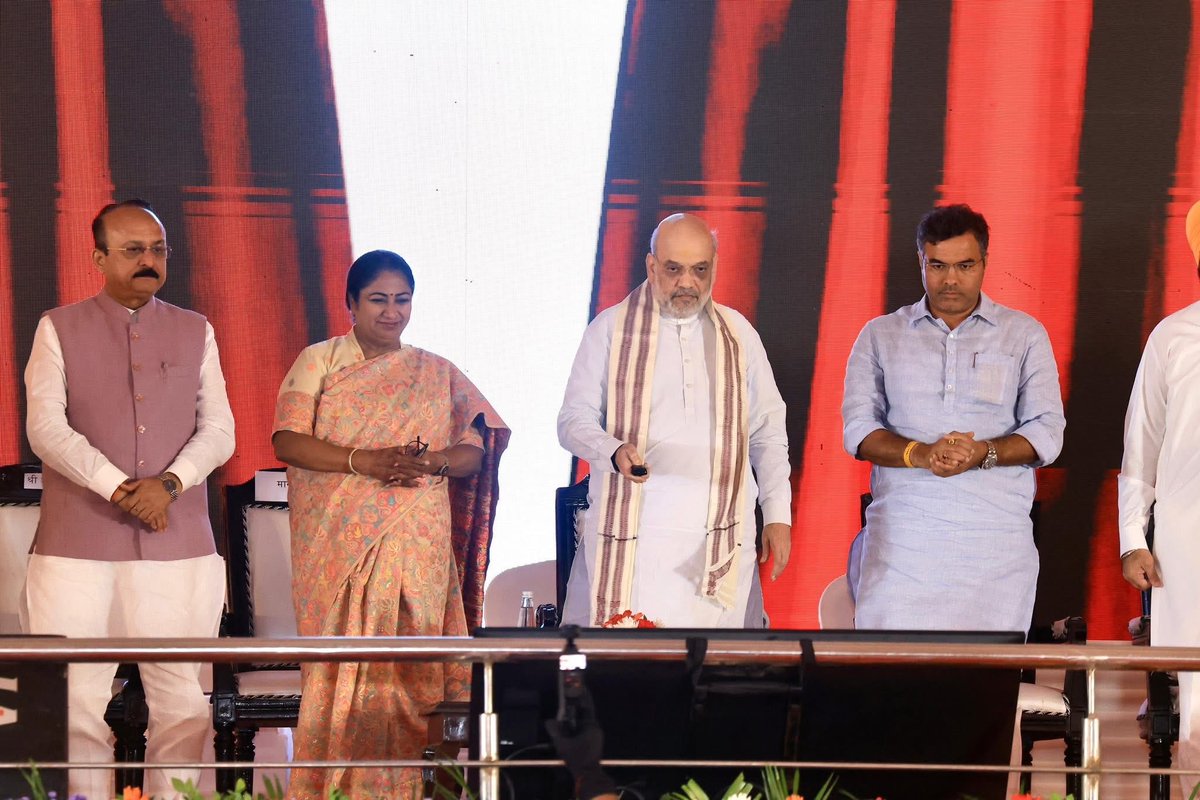 आदरणीय केंद्रीय गृह एवं सहकारिता मंत्री श्री <a href="/AmitShah/">Amit Shah</a> जी और मुख्यमंत्री श्रीमती <a href="/gupta_rekha/">Rekha Gupta</a> जी कि उपस्थिति में आज दिल्ली को ₹1816 करोड़ रुपये की जल और सीवरेज प्रबंधन से जुड़ी विभिन्न परियोजनाओं की सौगात मिली है ।

आदरणीय प्रधानमंत्री श्री <a href="/narendramodi/">Narendra Modi</a> जी के “सेवा ही संकल्प”