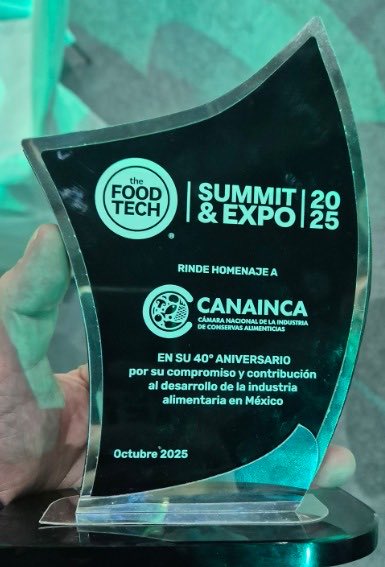 CANAINCA's tweet photo. Agradecemos el homenaje que nos ha hecho @ElFoodTech en conmemoración del 40 aniversario de #CANAINCA. 
Representando a la industria y a sus socios subió al escenario el Presidente Santiago Hernández Pons Riba @HPRSantiago acompañado de su Presidente Ejecutivo Jonás Murillo González @JONASMURILLO1.
Recibieron este merecido homenaje de manos de Román Richter CEO de #B2BLATAM y Jaime López Jiménez Director General de @Ingredionmx, así como de  todo el comité organizador de #ElFoodTech. 
Se reconoció la labor de nuestra Cámara, como una de las más robustas e importantes de México, con más de 12 años en alianza con #ElFoodTech.