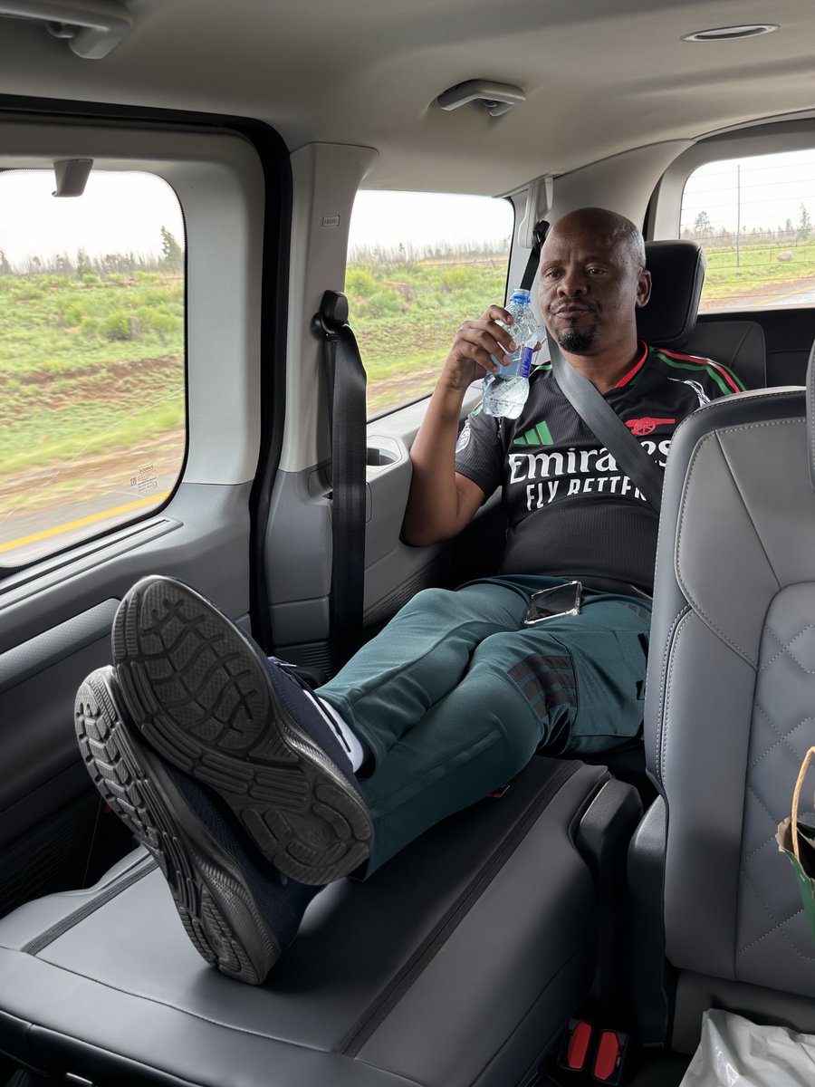 mtura712's tweet photo. Maximum relaxation by @JezzaMaqasa 😁 the @VWGAnews @VolkswagenSA comfortably sits 8️⃣ humans,with the second and 3rd row that can be folded flat ! #NewVolkswagenTransporter
#VWTransporterLaunch
#DrivenToDoMore
#TransporterPressLaunch2025 https://t.co/QDSDPZ7rSP