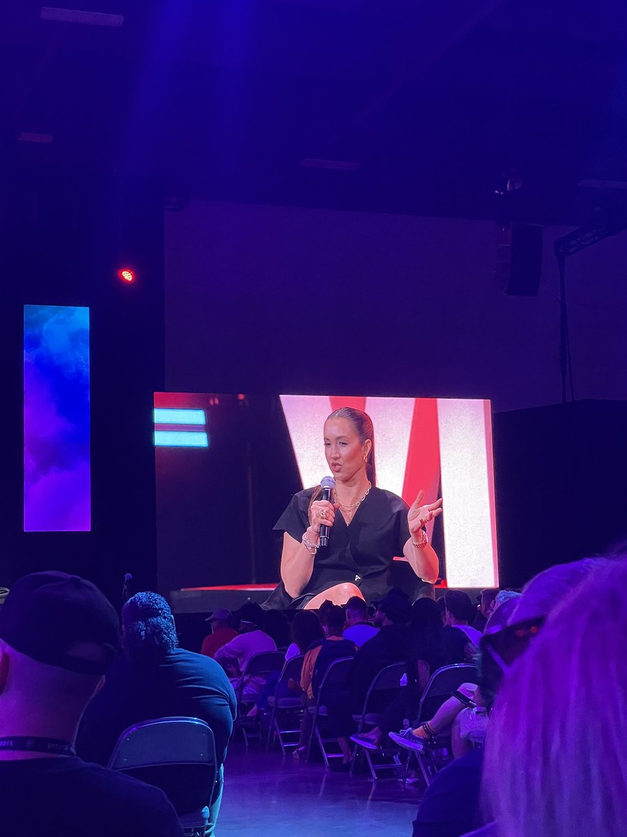 mcgoldstone's tweet photo. Cody Sanchez’s first question to the audience of creators at #vidsummit: 

“Who here has a newsletter? If you don’t why not?”

To which, Billy Parks said: “Get on it!” https://t.co/OL0SQz4UGP