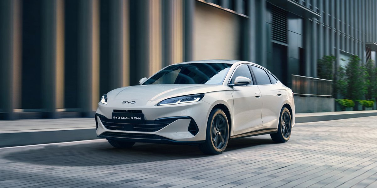 automociona's tweet photo. ⚡🚘 BYD lanza su primer turismo híbrido enchufable: Seal 06 DM-i.

Hasta 1.505 km de autonomía, diseño aerodinámico y tecnología de vanguardia.
El “Tesla chino” amplía horizontes en España 🌍

Detalles aquí 👉 https://t.co/vQkCk66Kv4

#BYD #BYDSeal06DMi #HíbridoEnchufable https://t.co/0V4WgdDA5i
