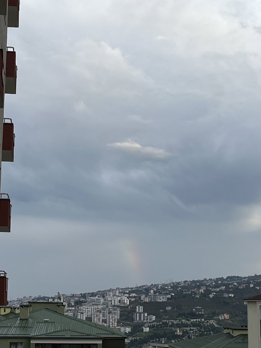 Yağmurun bıraktığı iki güzel eser 
1- toprak kokusu 
2- gökkuşağı