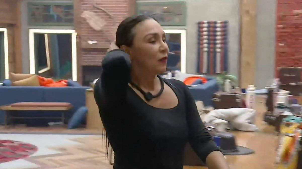 commentsdn's tweet image. ESTÁ COM A RAZÃO!!! Yoná jogou sim a comida no chão, mas vale ressaltar que Martina tinha jogado açúcar na comida da velhota e ela não é obrigada a comer comida adoçada contra a vontade dela. #AFazenda17 #FicaYoná