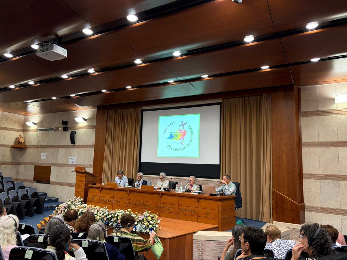 ISAlianzaJM's tweet photo. Viviendo las Jornadas del Jubileo de la Vida Consagrada
Escuchamos a Bárbara Pandolfi (CMIS) con la ponencia “Guardianes de la Esperanza” en la Universidad Pontificia de la Santa Cruz.
Gracias por este encuentro de fe y esperanza en la Iglesia universal
#añojubilar #cedis #cmis https://t.co/SbFypc8M0U